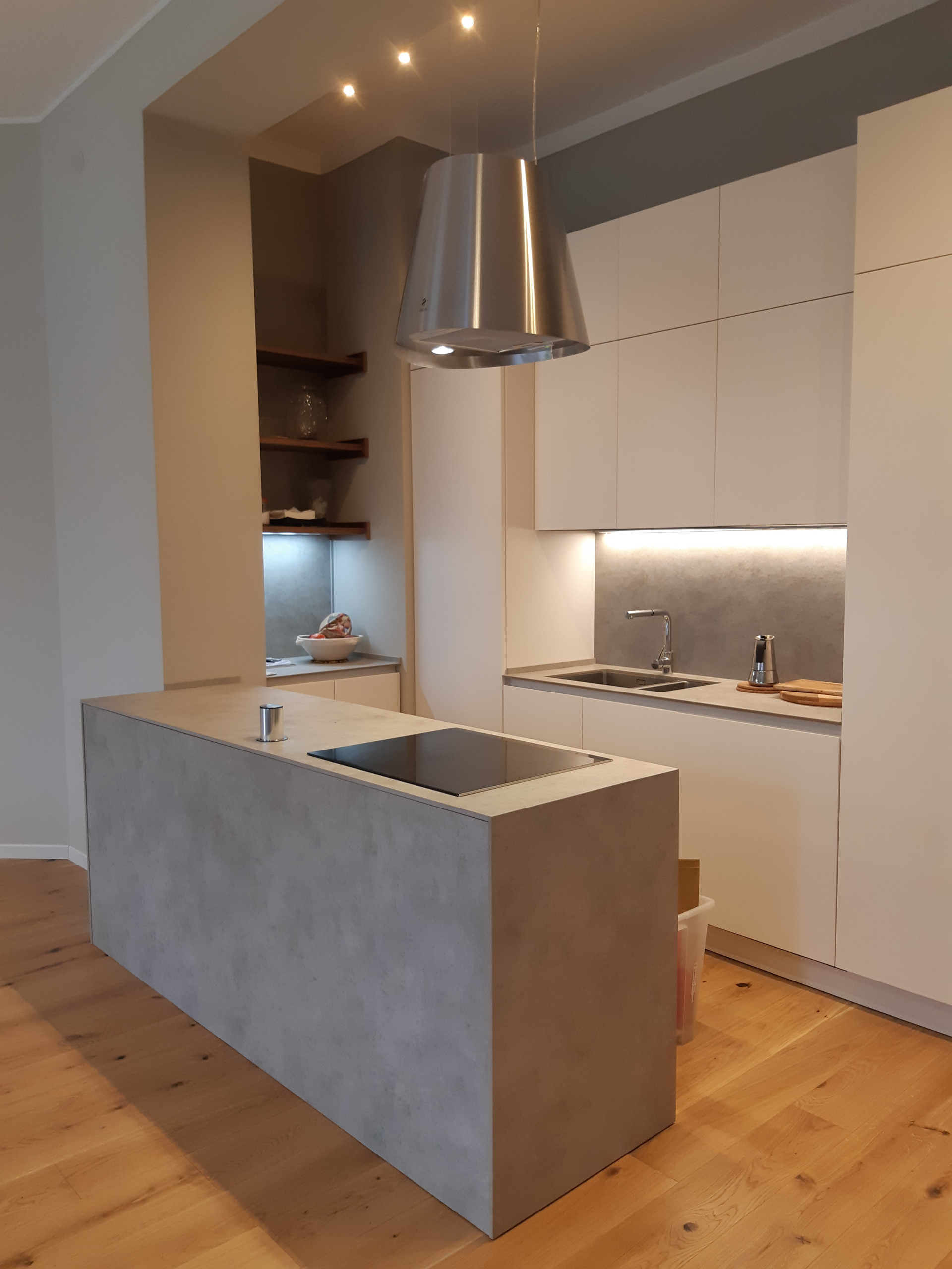 VIA PACINI | Cucina bianca e grigia
