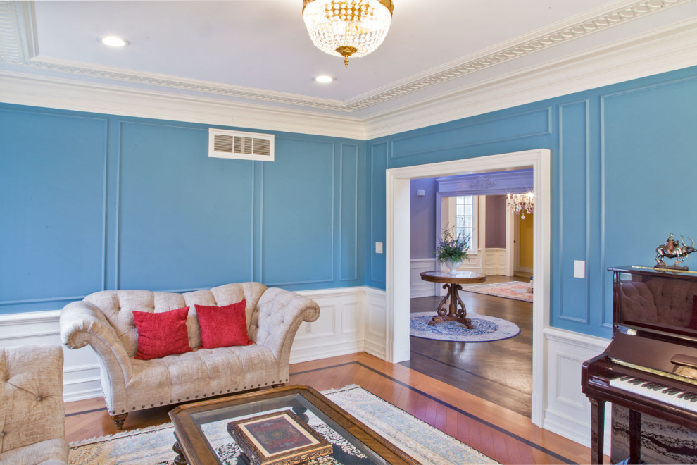 Источник вдохновения для домашнего уюта: парадная, изолированная гостиная комната среднего размера в классическом стиле с синими стенами, коричневым полом, кессонным потолком и панелями на части стены без телевизора