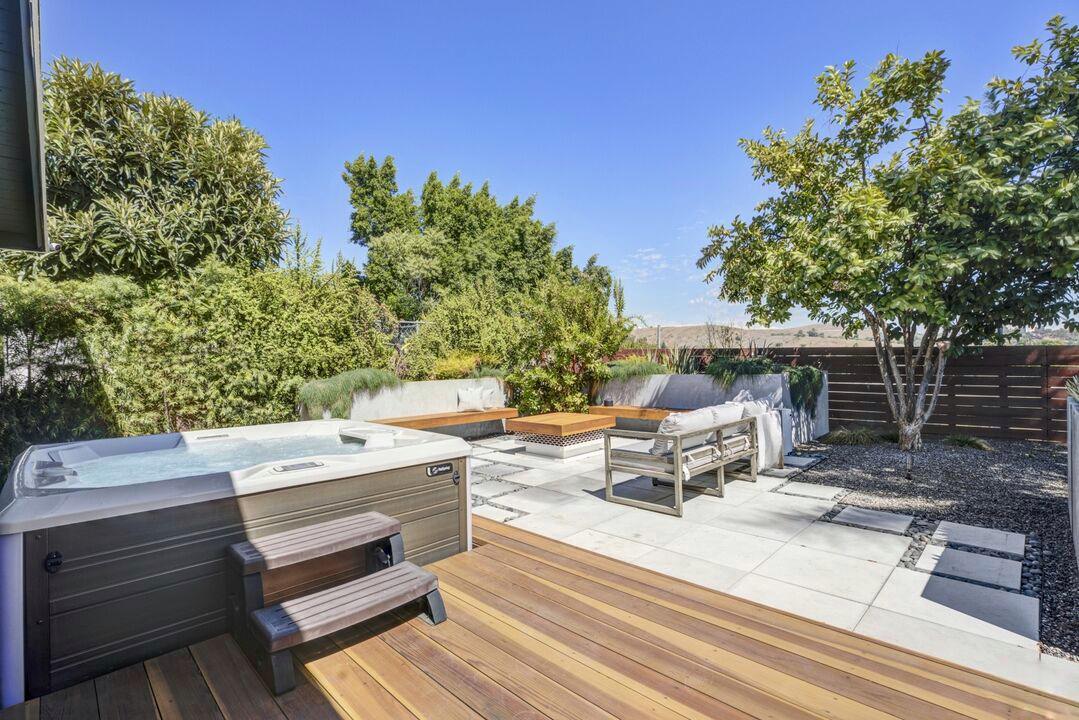 Entertaining Patio Fire Pit and Jacuzzi Deck