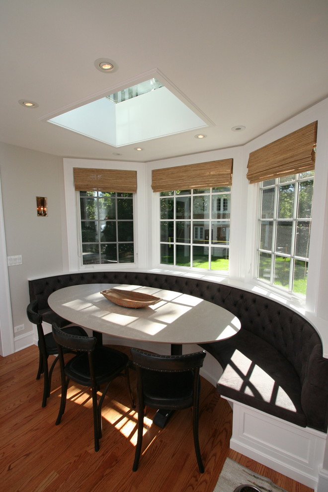 Example of a transitional home design design in Chicago