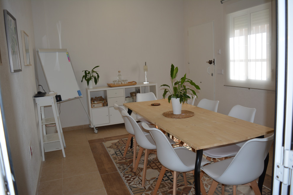 Diseño de comedor escandinavo grande con paredes blancas, suelo de baldosas de cerámica y suelo beige