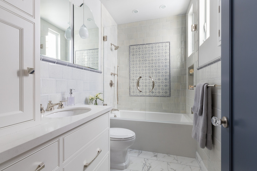 Idéer för ett litet klassiskt grå en-suite badrum, med luckor med upphöjd panel, ett badkar i en alkov, en dusch/badkar-kombination, en toalettstol med separat cisternkåpa, flerfärgad kakel, keramikplattor, flerfärgade väggar, marmorgolv, ett integrerad handfat, bänkskiva i kvarts, dusch med gångjärnsdörr, vitt golv och grå skåp