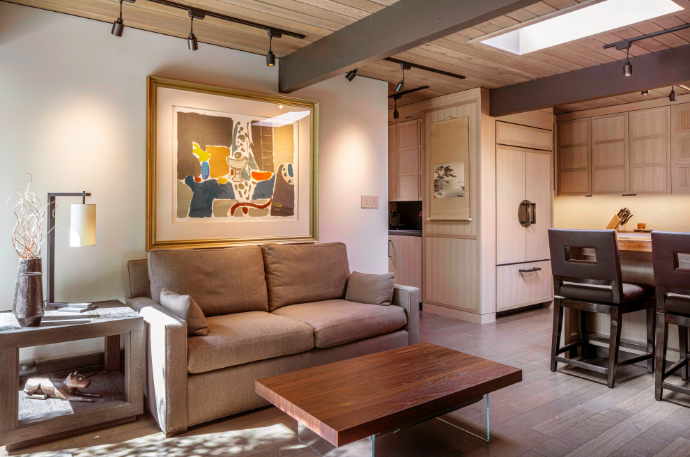 На фото: гостиная комната среднего размера в стиле ретро с светлым паркетным полом, стандартным камином, фасадом камина из штукатурки, скрытым телевизором, бежевым полом и сводчатым потолком