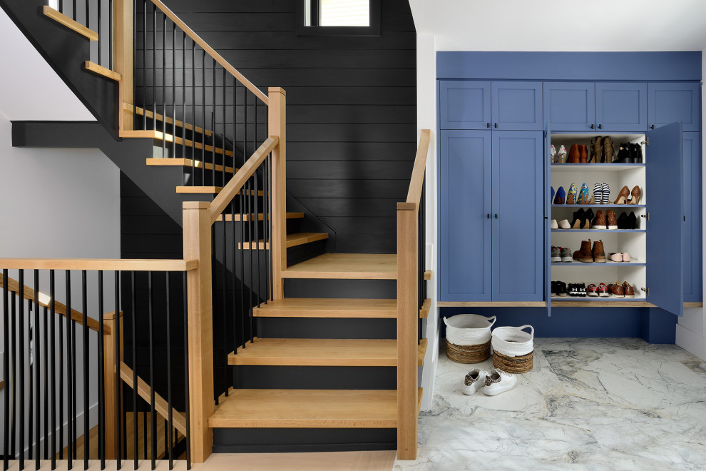 Example of a transitional entryway design in Toronto