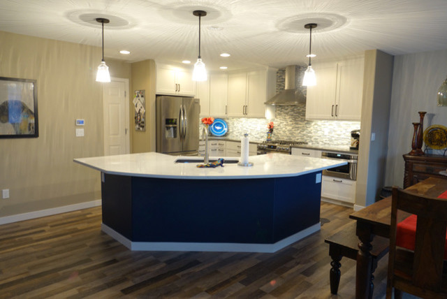 Example of a mid-sized transitional eat-in kitchen design in Seattle with an undermount sink, shaker cabinets, quartzite countertops, glass tile backsplash, stainless steel appliances, an island and white countertops