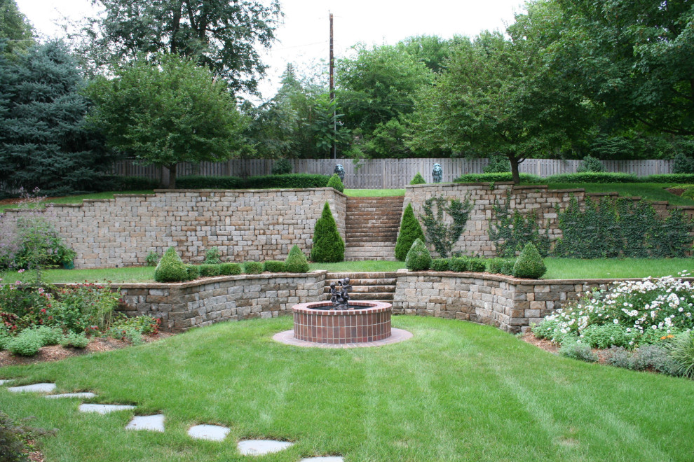 Photo of a transitional landscaping in Omaha.