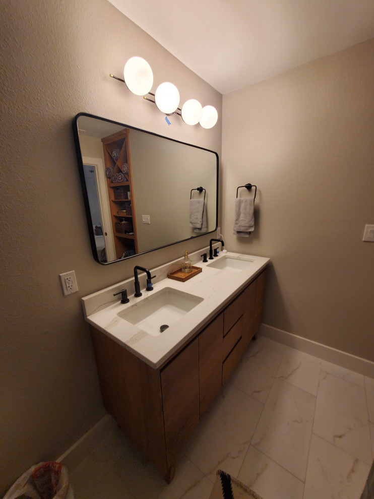 Example of a transitional home design design in Austin