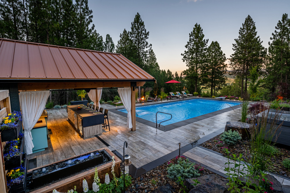 Geräumiger Rustikaler Pool hinter dem Haus in rechteckiger Form mit Natursteinplatten in Seattle