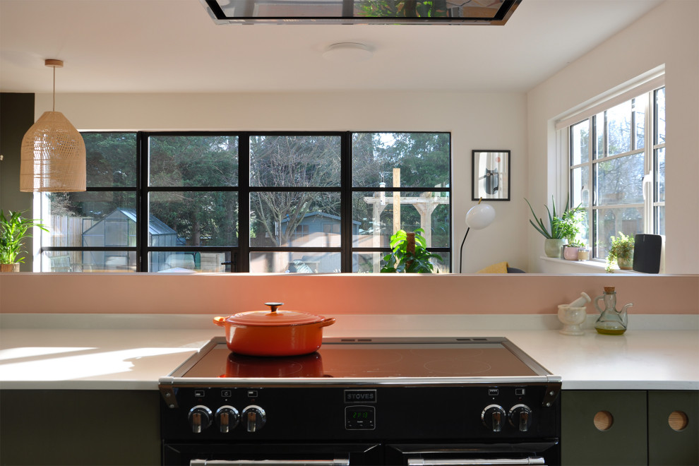 Bild på ett mellanstort funkis vit vitt kök och matrum, med släta luckor, gröna skåp och bänkskiva i kvartsit