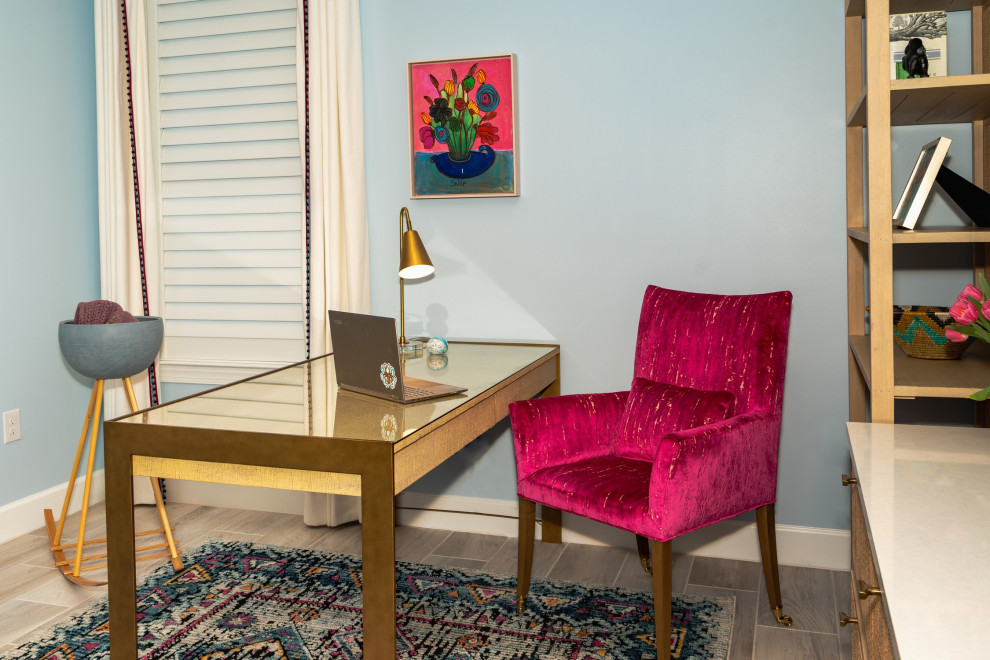 Idéer för att renovera ett mellanstort funkis hemmastudio, med blå väggar, mellanmörkt trägolv och ett fristående skrivbord