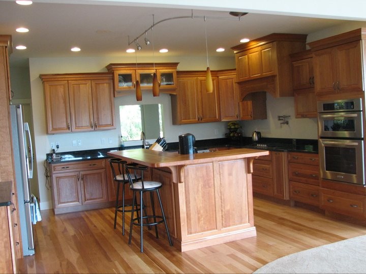 Transitional kitchen photo in Seattle