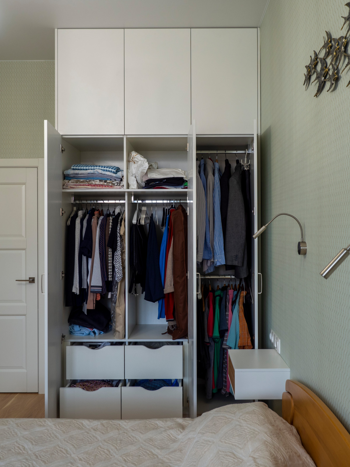 Меблировка спальни и кабинета в светло-мятном цвете