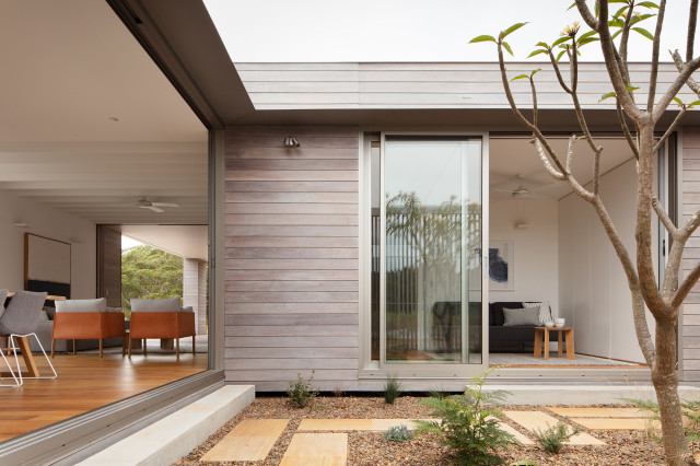 The Courtyard House for FABPREFAB trendy-veranda