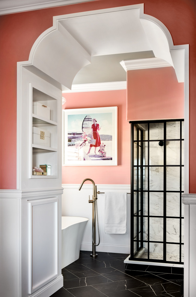 Источник вдохновения для домашнего уюта: большой главный совмещенный санузел в стиле неоклассика (современная классика) с фасадами в стиле шейкер, белыми фасадами, отдельно стоящей ванной, угловым душем, раздельным унитазом, белой плиткой, мраморной плиткой, розовыми стенами, полом из керамогранита, врезной раковиной, столешницей из искусственного кварца, черным полом, душем с распашными дверями, белой столешницей, тумбой под две раковины, встроенной тумбой, многоуровневым потолком и панелями на стенах