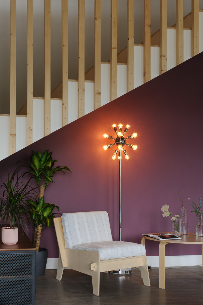 Idées déco pour un grand salon gris et blanc éclectique ouvert avec un mur violet, un sol en vinyl, un téléviseur indépendant, un sol gris, un plafond décaissé et une salle de réception.