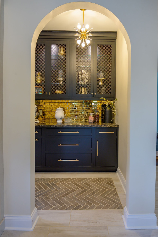 Imagen de bar en casa moderno grande con encimera de cuarzo compacto, salpicadero de azulejos de vidrio y suelo de ladrillo