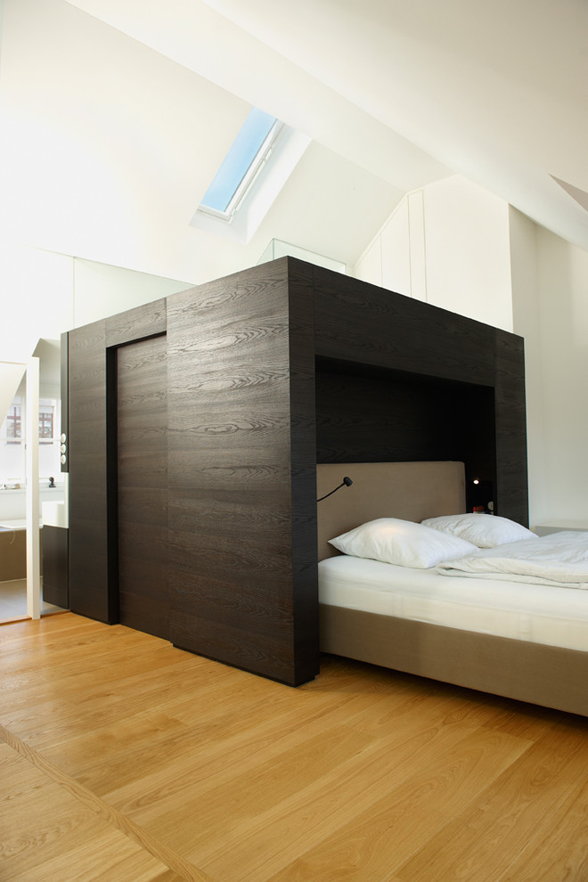 Photo of a modern bedroom in Munich.