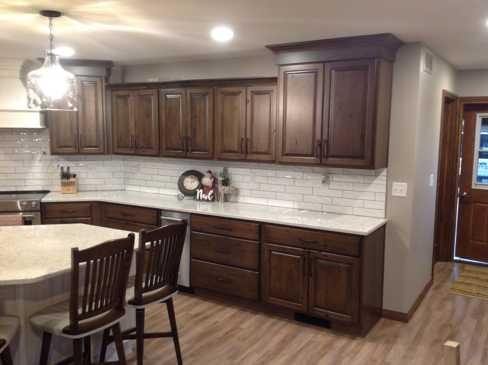 Kitchen - transitional kitchen idea in St Louis