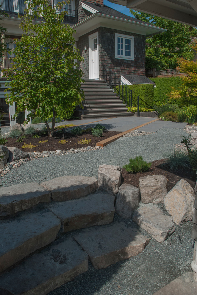 Design ideas for a traditional backyard garden in Vancouver.