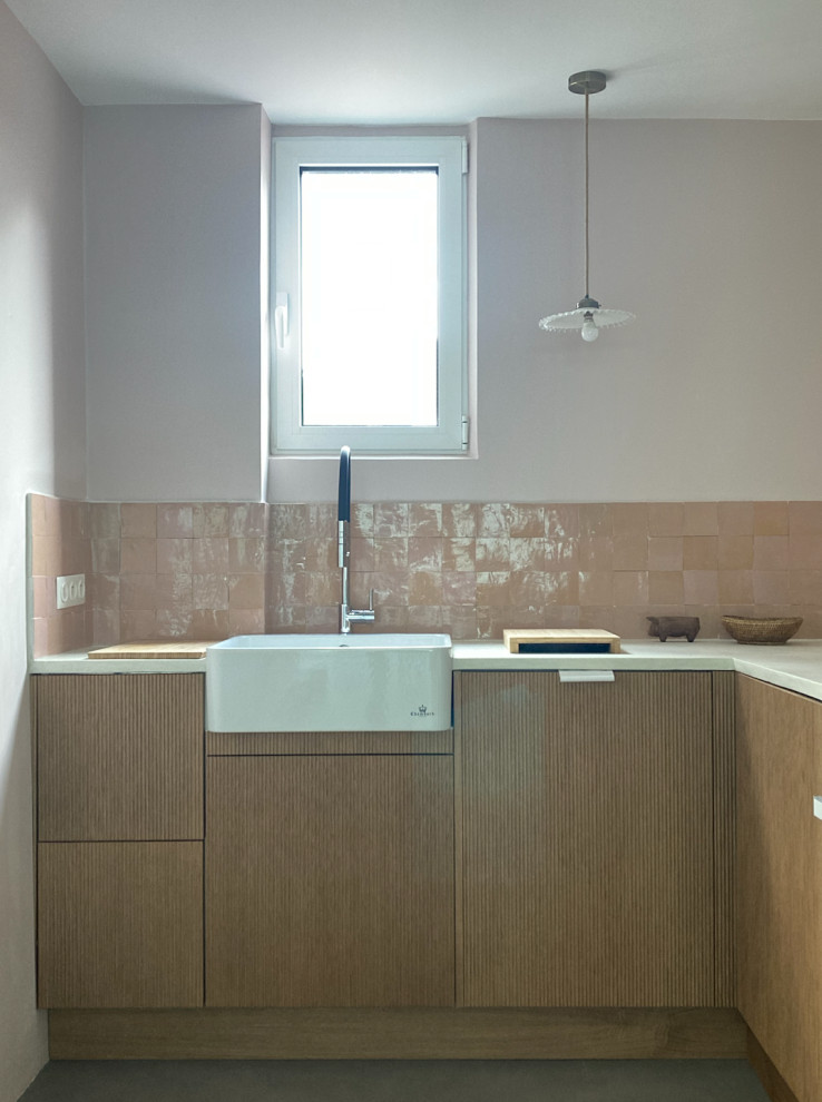 Foto på ett mellanstort eklektiskt vit kök, med en rustik diskho, luckor med profilerade fronter, skåp i ljust trä, bänkskiva i betong, rosa stänkskydd, stänkskydd i keramik, vita vitvaror, betonggolv, en köksö och grått golv