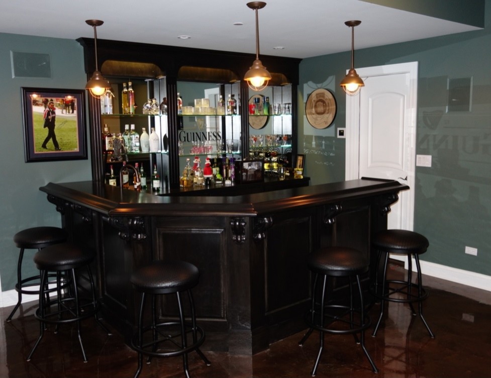 Design ideas for an arts and crafts home bar in Chicago.