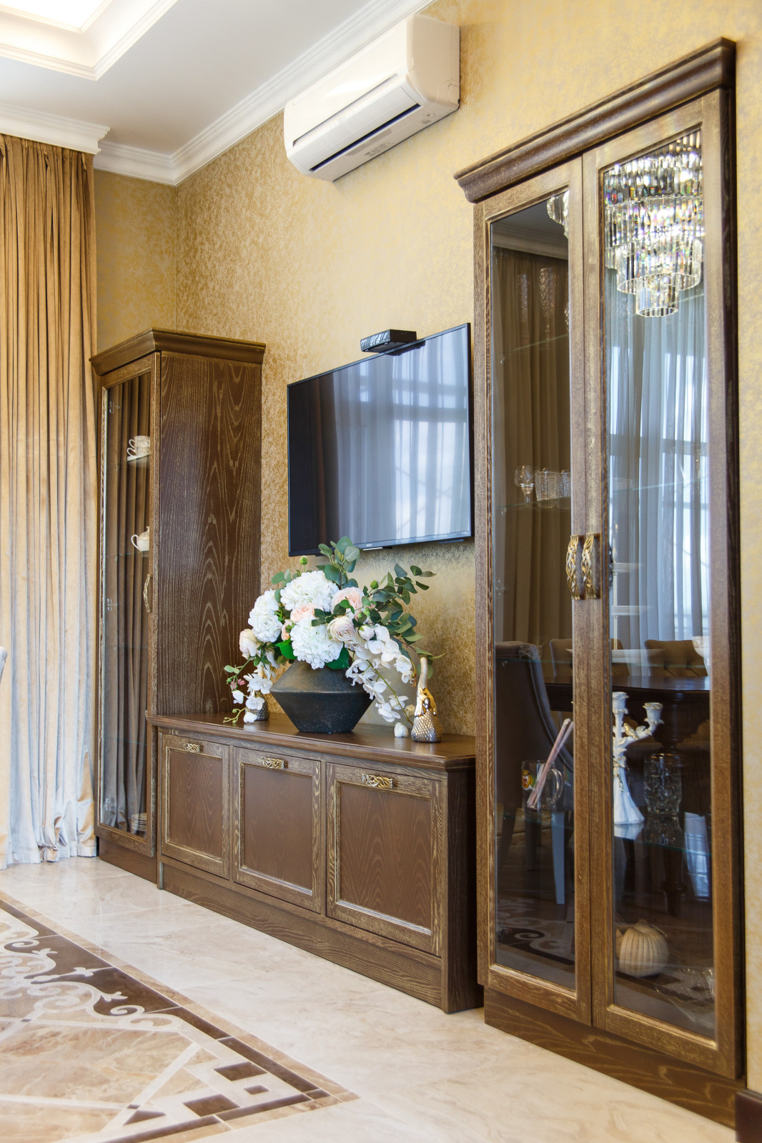 Интерьер загородного дома с двусветным пространством