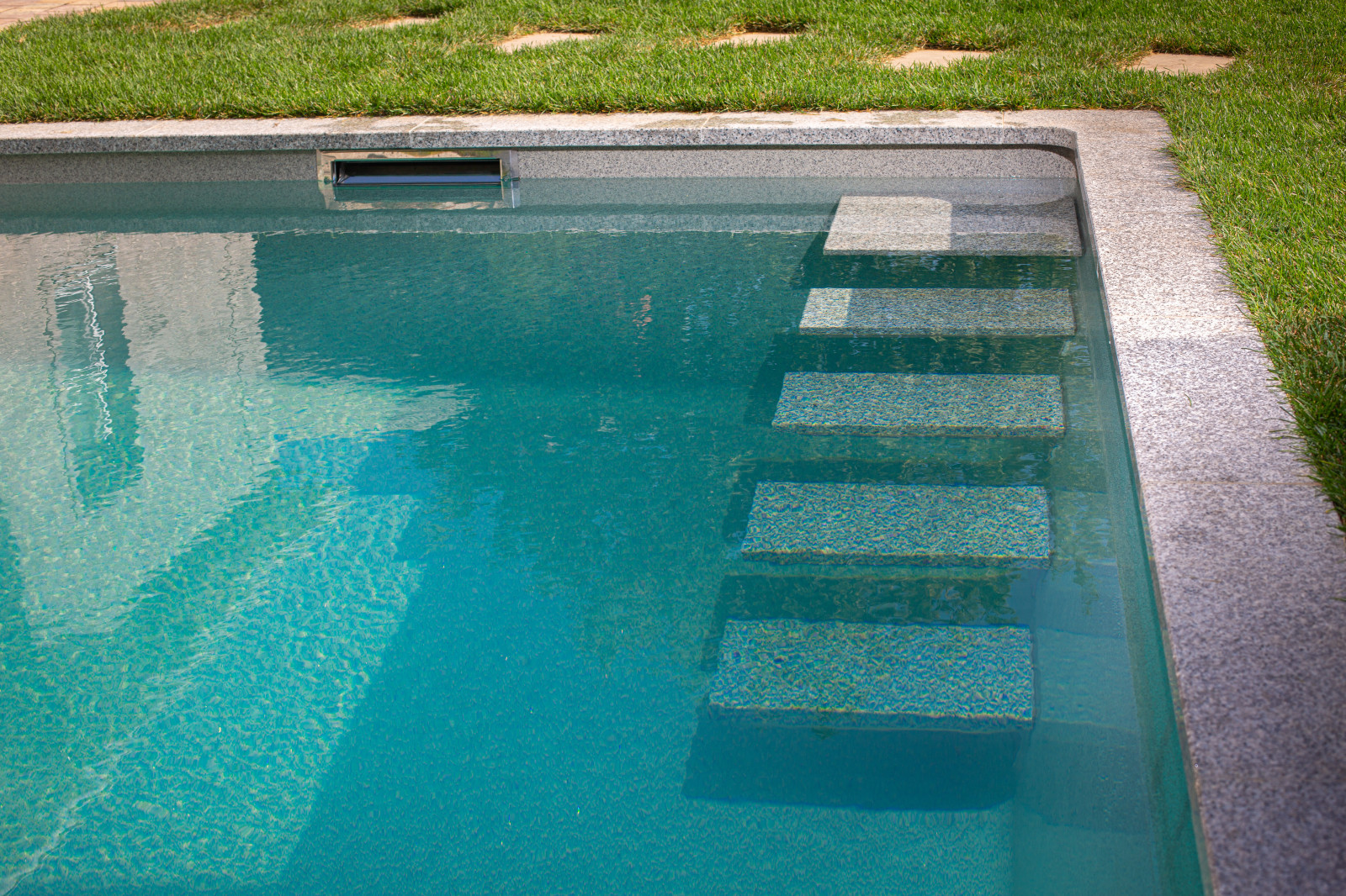 Комозитный бассейн с парящей архитектурой