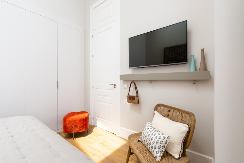 Mittelgroßes Modernes Hauptschlafzimmer mit weißer Wandfarbe, braunem Holzboden und braunem Boden in Malaga