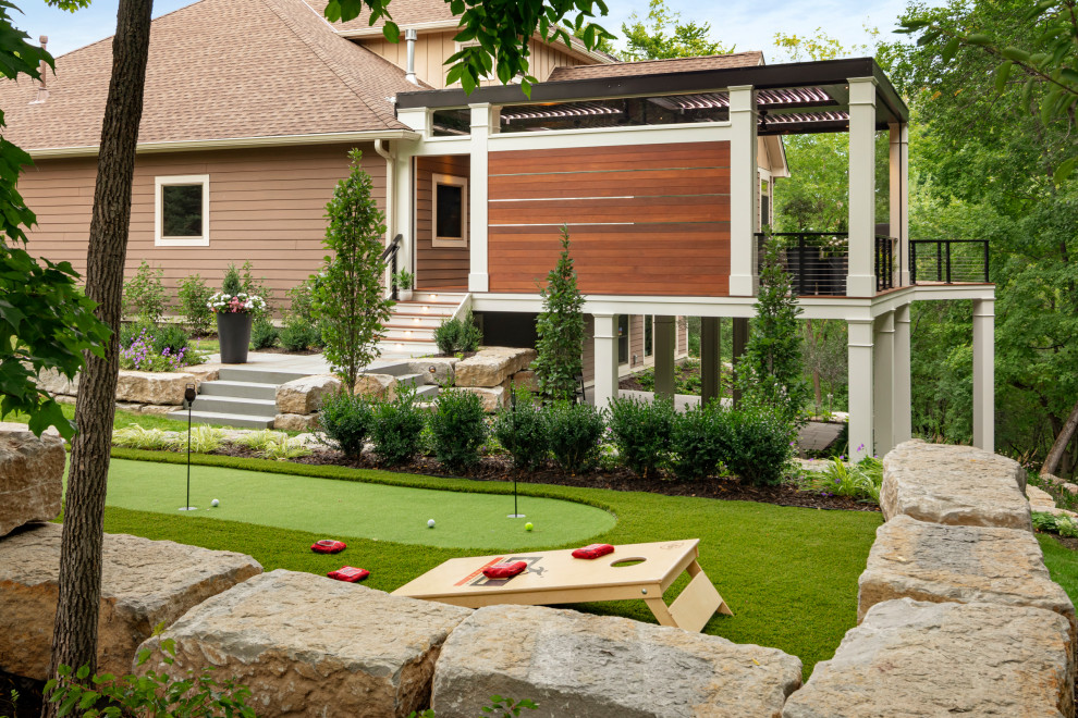 Mid-sized contemporary side yard partial sun garden in Minneapolis with natural stone pavers for summer.