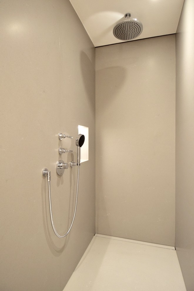 Idéer för mellanstora vintage badrum, med ett undermonterat badkar, en kantlös dusch, marmorkakel, marmorgolv, ett undermonterad handfat, marmorbänkskiva, vitt golv och med dusch som är öppen