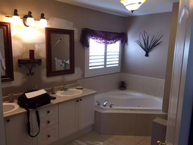 Before & After - En-suite 4 pc bathroom renovation - Brampton, ON June 2017