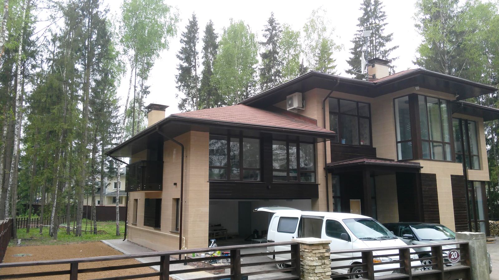 Перила из черного стекла