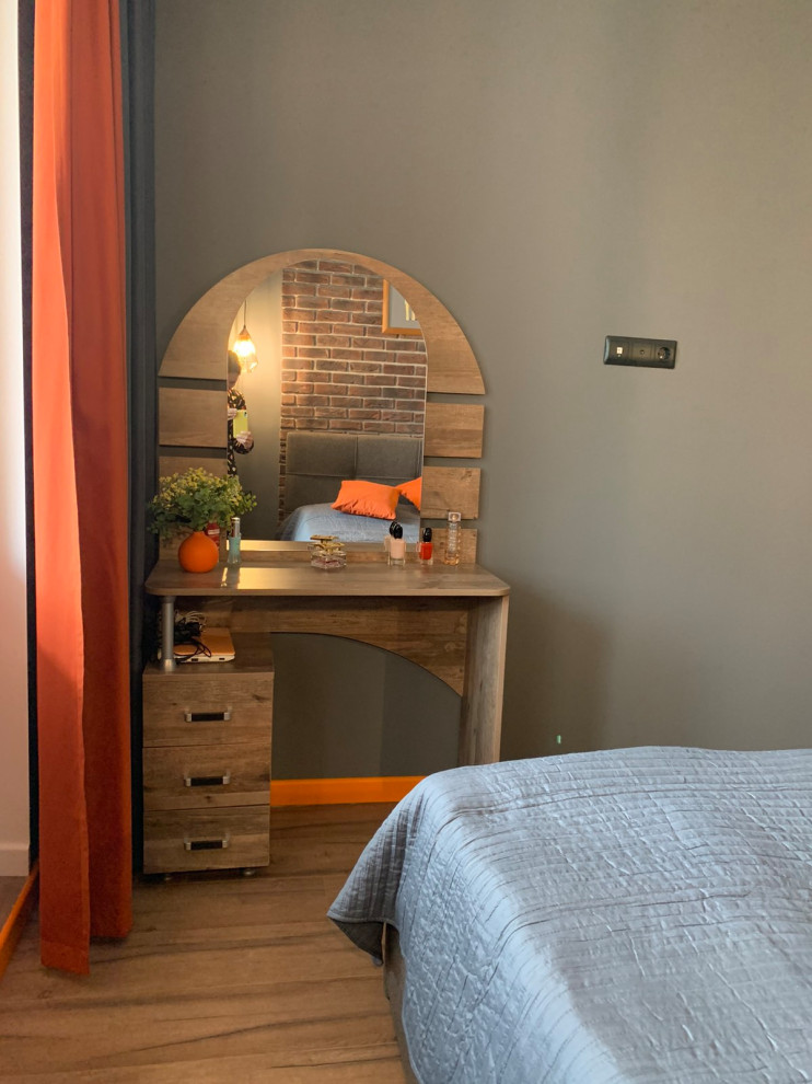 Спальня с яркими акцентами