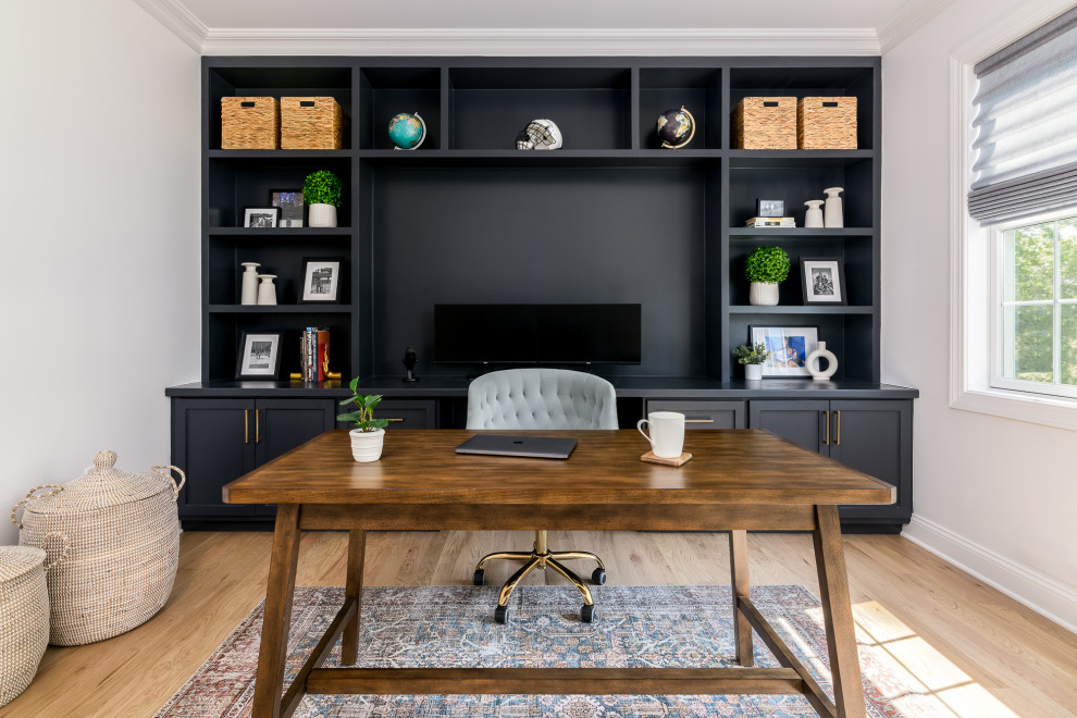 Свежая идея для дизайна: кабинет среднего размера в стиле неоклассика (современная классика) с серыми стенами, светлым паркетным полом, встроенным рабочим столом и коричневым полом - отличное фото интерьера