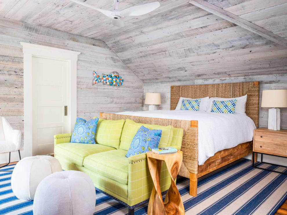Landhaus Schlafzimmer im Loft-Style mit weißer Wandfarbe, gewölbter Decke und Holzwänden in Sonstige