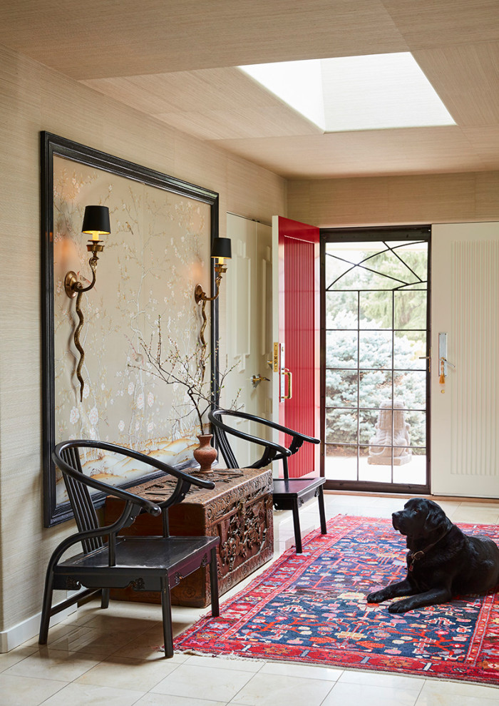 Eklektisk inredning av en foajé, med beige väggar, klinkergolv i keramik, en dubbeldörr, en röd dörr och vitt golv