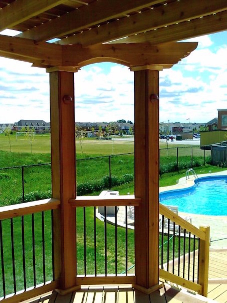 Transitional pool photo in Toronto