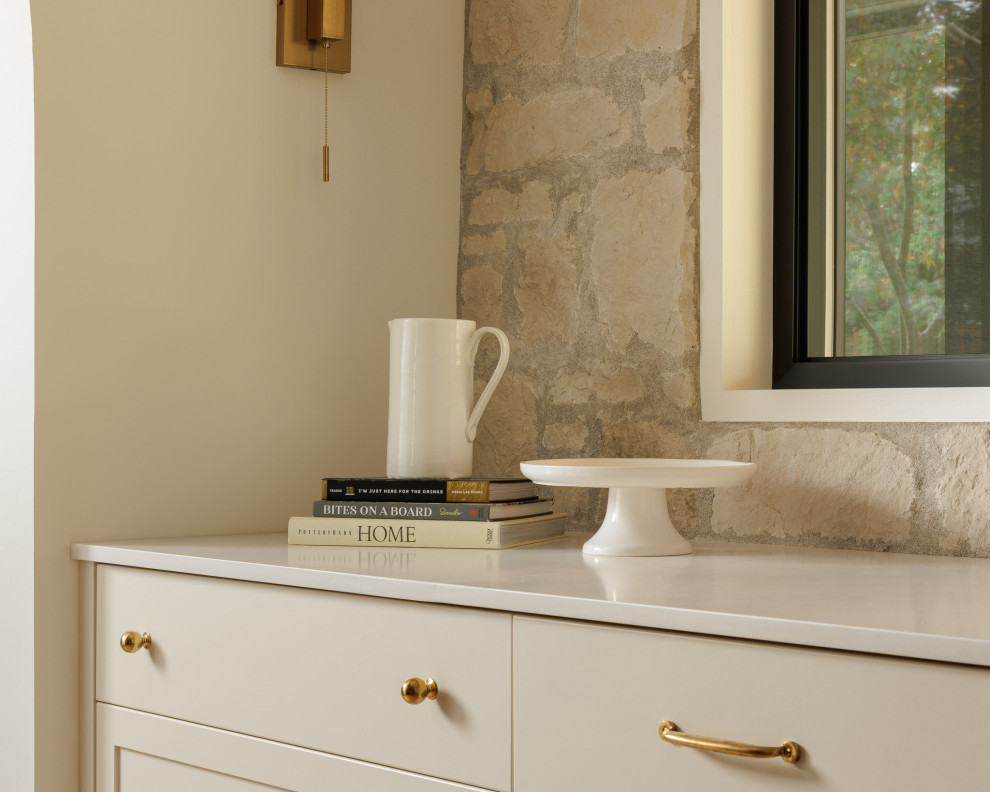 Inspiration for a transitional home design remodel in Toronto