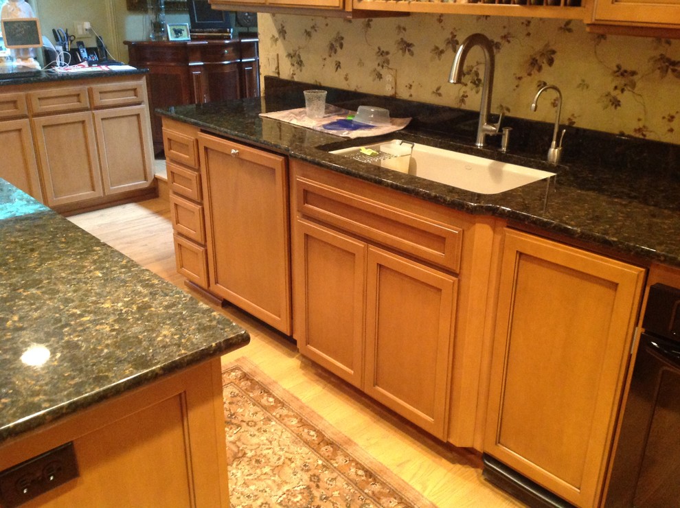 Example of a classic kitchen design in Seattle