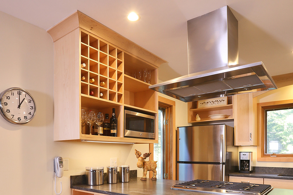 Kitchen - transitional kitchen idea in Boston