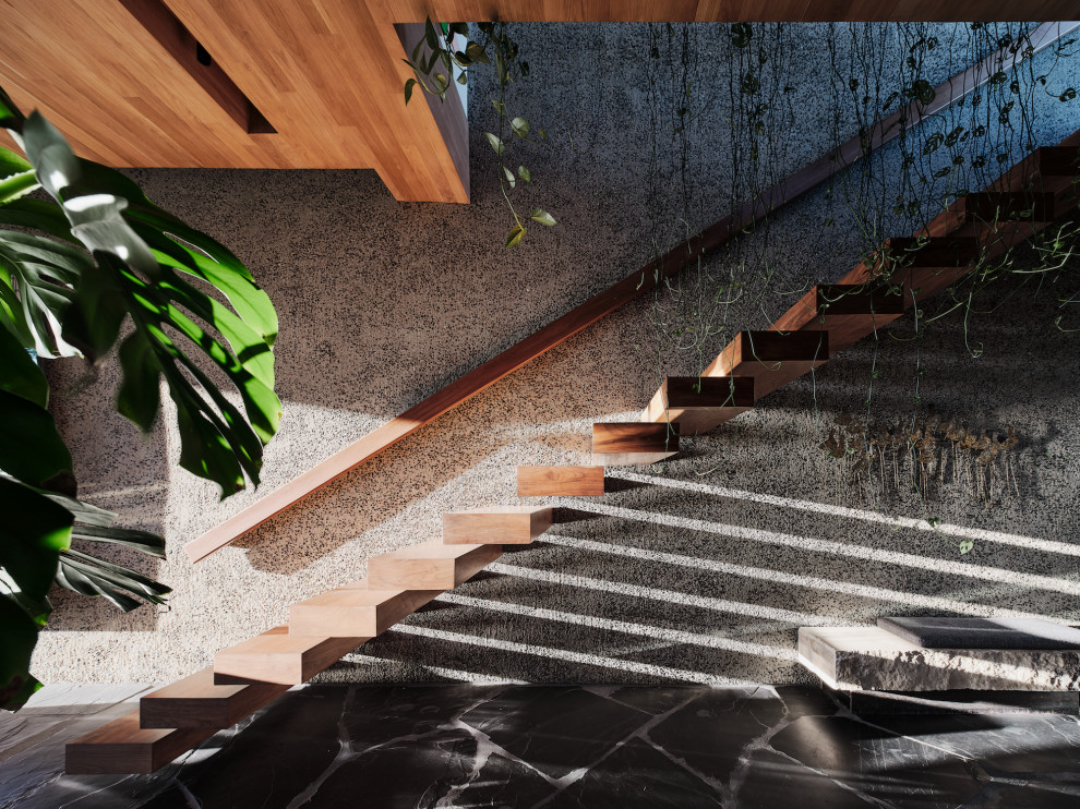 Стильный дизайн: деревянная лестница на больцах, среднего размера в стиле модернизм с деревянными ступенями - последний тренд