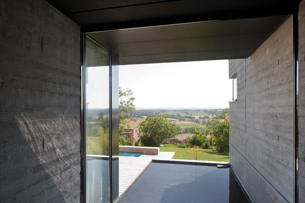 This is an example of a contemporary pool in Toulouse.