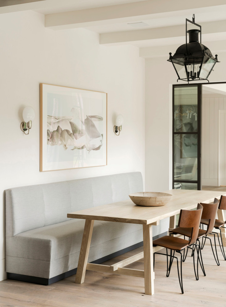 Foto di un angolo colazione classico con pareti bianche, parquet chiaro, nessun camino, pavimento beige e travi a vista