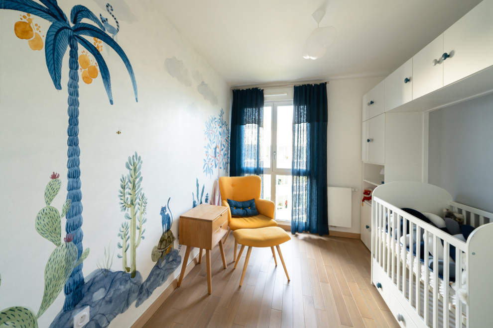 Neutrales Modernes Babyzimmer mit weißer Wandfarbe und hellem Holzboden in Paris