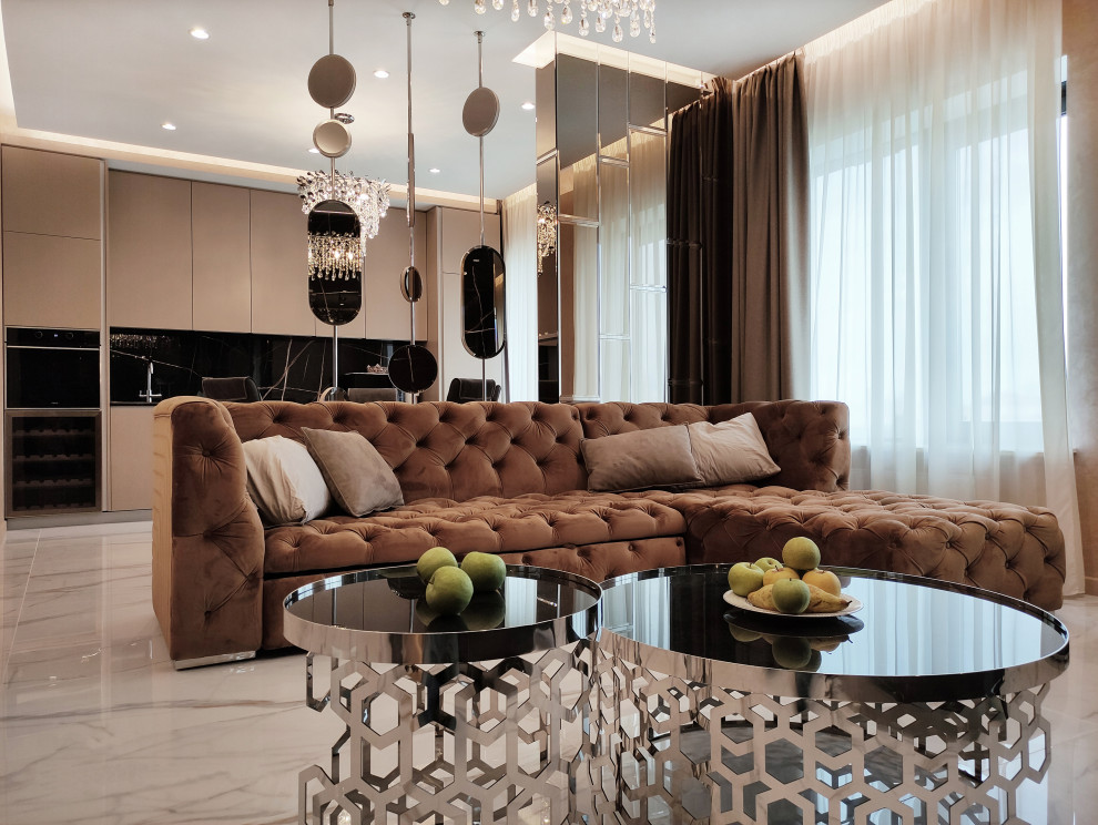 Ispirazione per un soggiorno design di medie dimensioni e aperto con pareti beige, pavimento in gres porcellanato e pavimento bianco