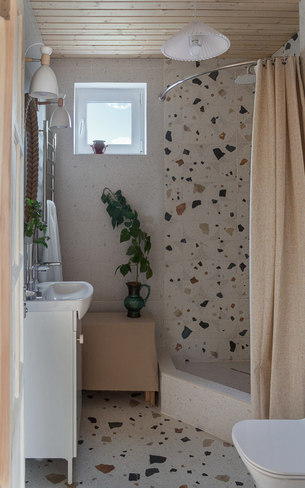 Свежая идея для дизайна: маленькая серо-белая ванная комната в скандинавском стиле с плоскими фасадами, белыми фасадами, угловым душем, унитазом-моноблоком, разноцветной плиткой, керамогранитной плиткой, бежевыми стенами, полом из керамогранита, душевой кабиной, накладной раковиной, разноцветным полом, шторкой для ванной, окном, тумбой под одну раковину, напольной тумбой и деревянным потолком для на участке и в саду - отличное фото интерьера