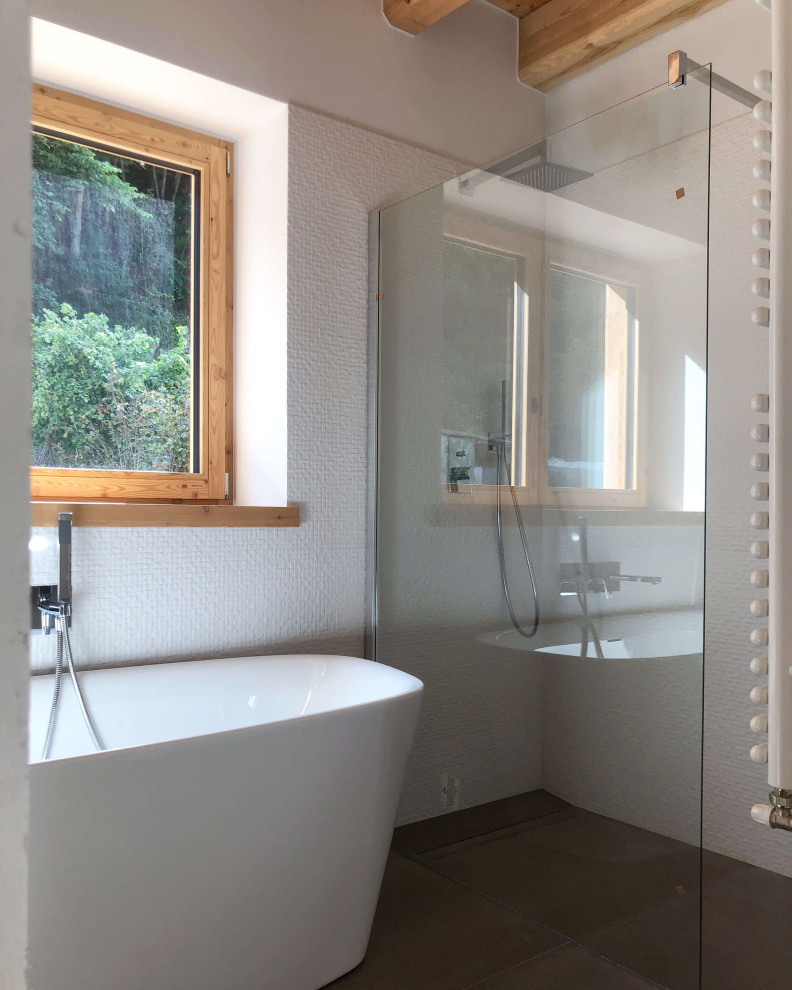 Immagine di una stanza da bagno contemporanea con vasca freestanding, piastrelle bianche e piastrelle in gres porcellanato