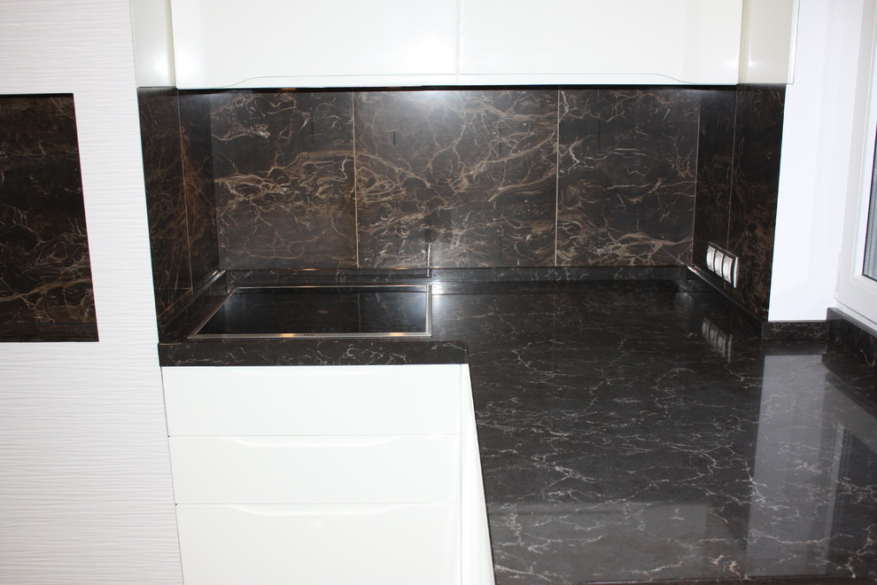 Кухонная столешница из кварцевого агломерата Caesarstone cо слитным подоконником