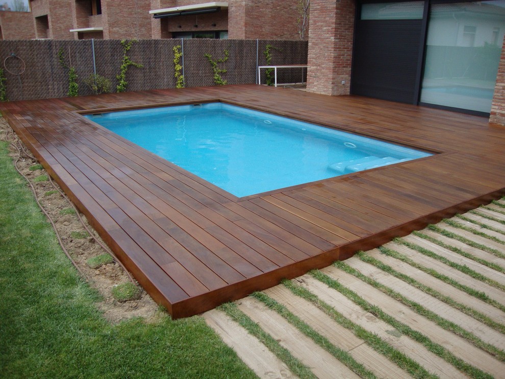 This is an example of a modern pool in Barcelona.