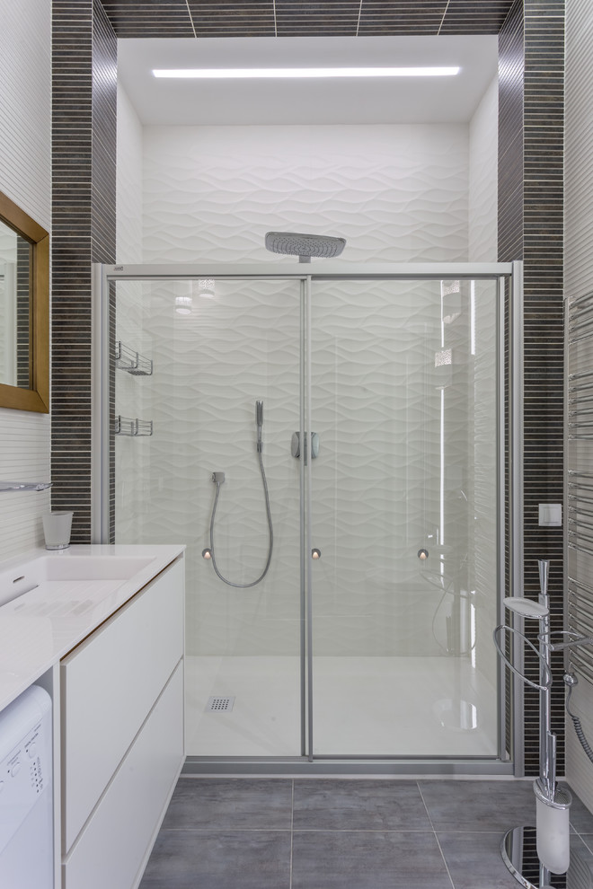 Idee per una stanza da bagno con doccia di medie dimensioni con doccia alcova, WC sospeso, pareti bianche, pavimento grigio e doccia con tenda